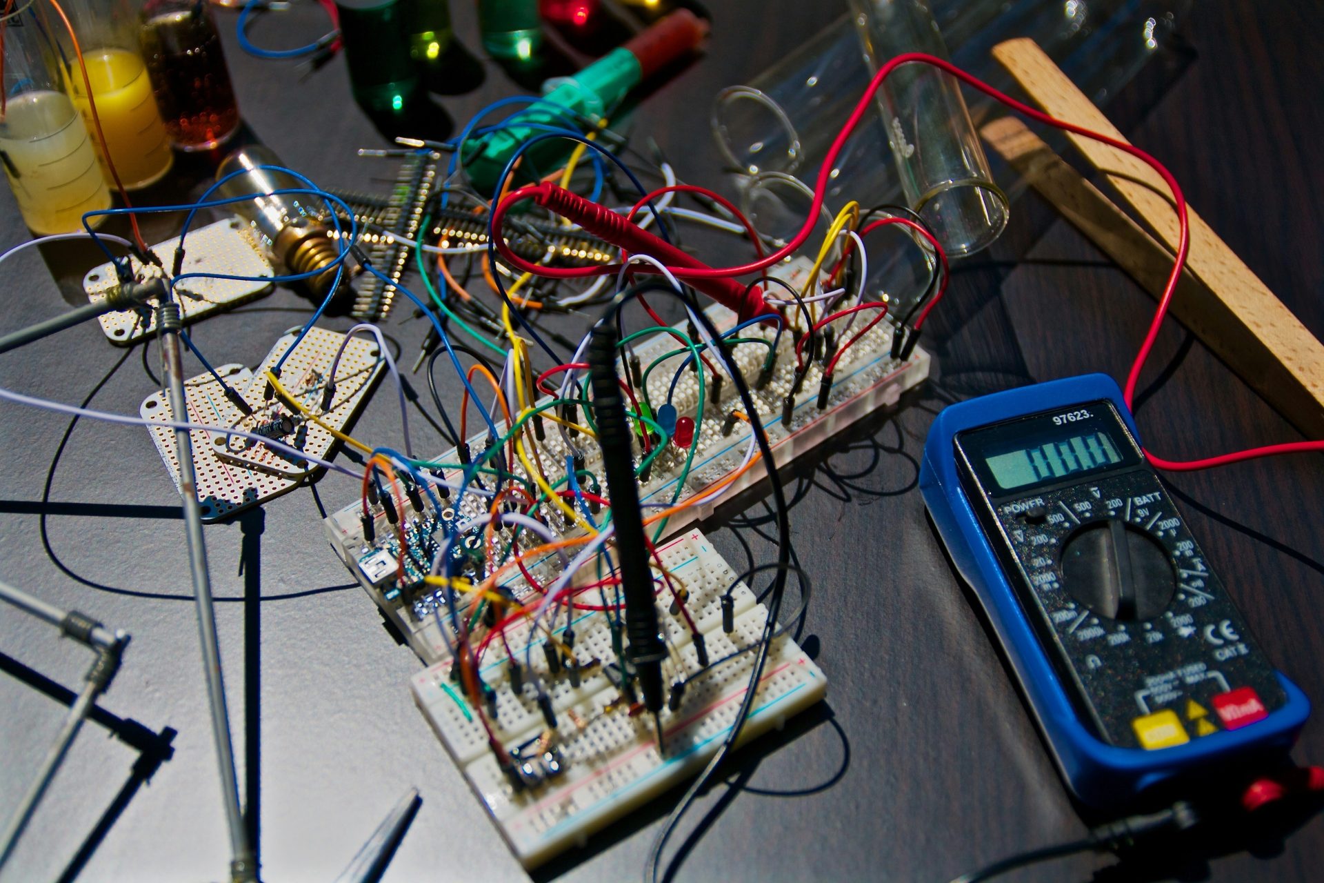 cartes de circuits électroniques à proximité du testeur
